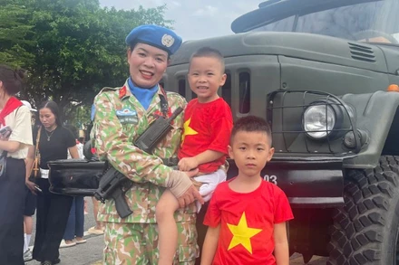 Đại úy Hoàng Thị Hương và 2 con trai. (Ảnh: Nhân vật cung cấp).