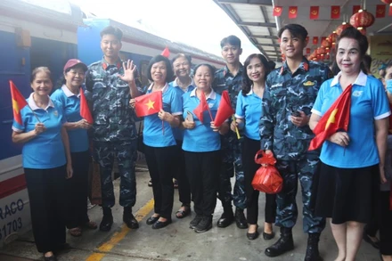 Nhân dân có mặt tại ga Hà Nội từ sớm để tiễn các chiến sĩ về đơn vị. 