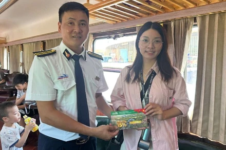 Khách tham quan được nhận phiếu mua vé tàu giảm giá 15%. 