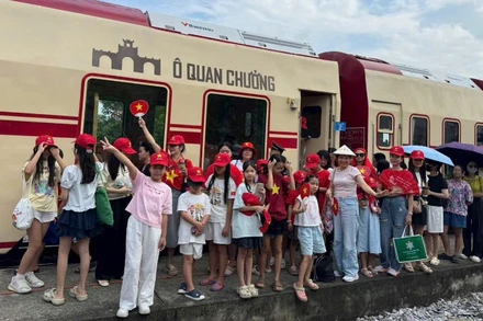 Du khách hào hứng trải nghiệm tuyến tàu du lịch mới của Hà Nội. 