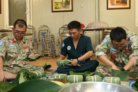 [Video] Các chiến sĩ “mũ nồi xanh” chuẩn bị đón Tết