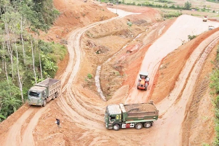 Thi công đào, san ủi một phân đoạn trong dự án.