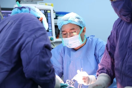 Tiến sĩ, Bác sĩ Nguyễn Quang Vịnh cùng kíp phẫu thuật nỗ lực khắc phục tổn thương cho người bệnh tai nạn pháo nổ. (Ảnh do bệnh viện cung cấp)