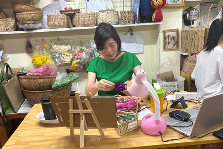 Chị Nguyễn Trang Phương tại xưởng hoa khô Phương Xavia.