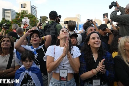 Người dân theo dõi chương trình truyền hình trực tiếp cuộc trao đổi con tin, tại quảng trường ở Tel Aviv, Israel ngày 13/10/2025. (Ảnh: THX/TTXVN)