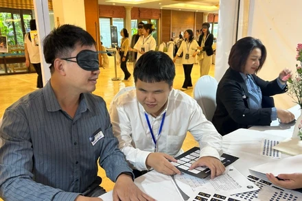 Điều đặc biệt của sự kiện là người khiếm thị trực tiếp hướng dẫn các hoạt động trải nghiệm cho khách tham dự. (Ảnh: CAO HƯƠNG)