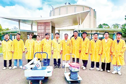 Thử nghiệm robot tại lò Hạt nhân Đà Lạt. (Ảnh TIẾN HIẾU)