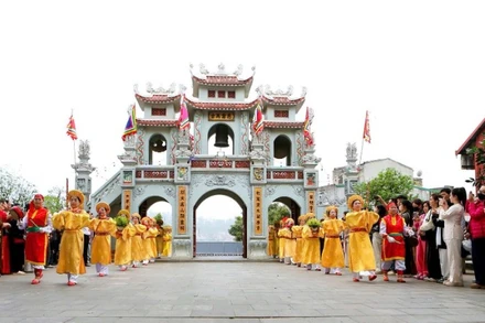 Đoàn rước thực hiện nghi thức truyền thống tại Đền Bà Chúa Kho.