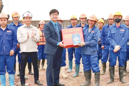 Đại diện Liên đoàn Lao động thành phố Hà Nội trao quà tặng công nhân lao động trên công trường cầu Vân Phúc và cầu Thượng Cát.