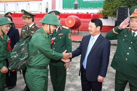 Đồng chí Hầu A Lềnh, Ủy viên Trung ương Đảng, Bí thư Tỉnh ủy Tuyên Quang động viên tinh thần thanh niên lên đường nhập ngũ.