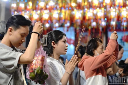 Tết Nguyên tiêu, người dân Thành phố Hồ Chí Minh tấp nập đi chùa cầu may