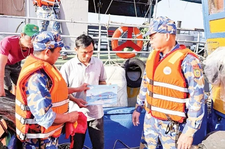 Cán bộ, chiến sĩ Hải đội Biên phòng 1 vừa tuần tra tuyên truyền chống khai thác IUU, vừa nhắc nhở ngư dân về lịch bầu cử.
