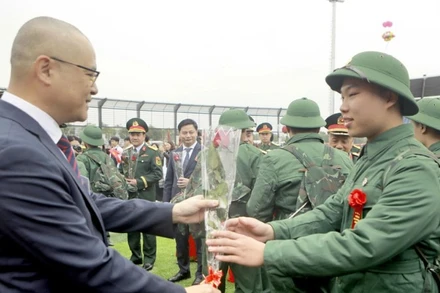 Bí thư Tỉnh ủy Phú Thọ Phạm Đại Dương tặng hoa động viên tân binh khu vực Vĩnh Phúc lên đường nhập ngũ.