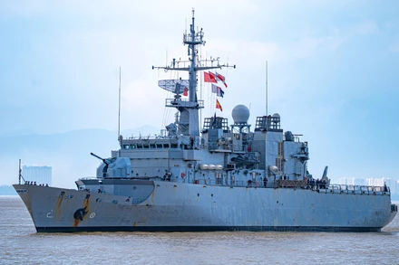 Tàu tuần dương Prairial của Hải quân Pháp cập cảng Tiên Sa.