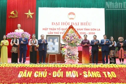 Đồng chí Hà Thị Nga, Ủy viên Trung ương Đảng, Phó Chủ tịch Ủy ban Trung ương Mặt trận Tổ quốc Việt Nam tặng hoa chúc mừng Đại hội đại biểu Ủy ban Mặt trận Tổ quốc Việt Nam tỉnh Sơn La lần thứ XVI, nhiệm kỳ 2025-2030.