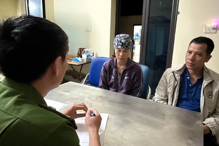 Lực lượng chức năng làm việc với các đối tượng dùng dòng điện công suất cao để đánh bắt thủy sản trên sông.