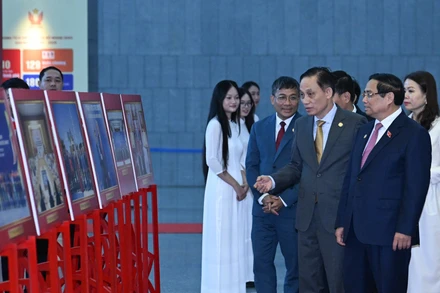 Thủ tướng Phạm Minh Chính tham quan trưng bày ảnh về hoạt động ngoại giao.