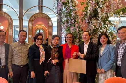 Bà Đài Lê – Hạ nghị sĩ Liên bang đại diện địa hạt Fowler (áo đỏ), trao đổi với Đoàn cán bộ bồi dưỡng ngắn hạn tại Australia về chuyển đổi số dịch vụ công tại địa hạt Fowler (Australia).