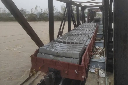 Mưa lớn kéo dài khiến nhiều đoạn trên tuyến đường sắt bị ảnh hưởng nghiêm trọng.