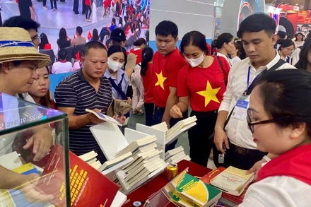 Hoạt động tặng sách tại gian trưng bày của Viện Hàn lâm Khoa học xã hội Việt Nam trong Triển lãm “80 năm hành trình Độc lập-Tự do-Hạnh phúc”.