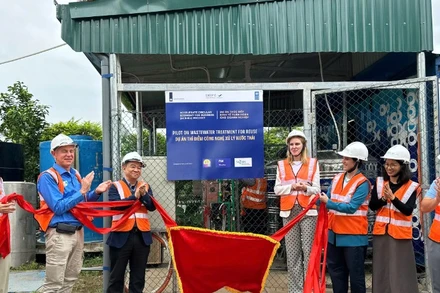 Đại diện các cơ quan tham dự tại Lễ khởi động Dự án thí điểm tái sử dụng nước thải tại khu công nghiệp DEEP C Hải Phòng 2.