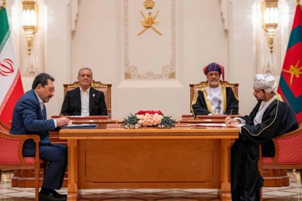 Quốc vương Oman Haitham bin Tariq Al Said (bên phải, phía sau) và Tổng thống Iran Masoud Pezeshkian (bên trái, phía sau) tham dự lễ ký kết tại Muscat, Oman, ngày 27/5/2025. (Nguồn: TÂN HOA XÃ)