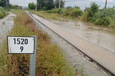 Mực nước tại hạ lưu dâng cao gây ngập cầu, đường, ảnh hưởng đến chạy tàu trên tuyến đường sắt Hà Nội-Thành phố Hồ Chí Minh.