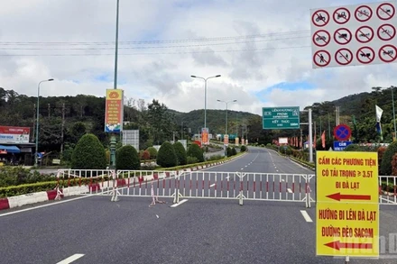 Cơ quan chức năng tổ chức phân luồng giao thông để phục vụ công tác khắc phục sạt lở trên đường đèo Prenn.