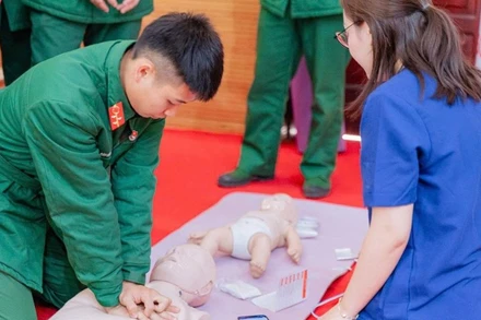 Cán bộ y tế Bệnh viện đa khoa Hùng Vương hướng dẫn chiến sĩ Sư đoàn 316 kỹ năng xử trí cấp cứu.