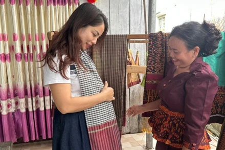 Nghệ nhân Néang Chanh Ty giới thiệu các sản phẩm của Hợp tác xã với khách du lịch.