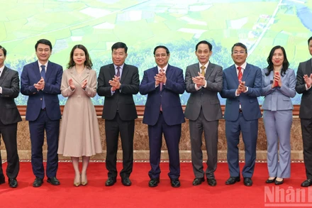 Thủ tướng Phạm Minh Chính và các đồng chí lãnh đạo Bộ Ngoại giao.