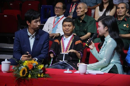 Anh Nay Djrueng (ngồi giữa) là nạn nhân da cam, người sáng lập Quỹ thiện nguyện "Đi qua mùa rẫy". (Ảnh: HẢI LY)