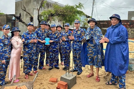 Chỉ huy Lữ đoàn 161 kiểm tra công tác cứu hộ, cứu nạn, giúp đỡ nhân dân sau mưa lũ.