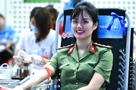 Tính đến nay, Đại úy Hà Mi đã có 15 lần hiến máu, trong đó có 3 lần hiến trực tiếp cho bệnh nhân trong tình huống khẩn cấp.