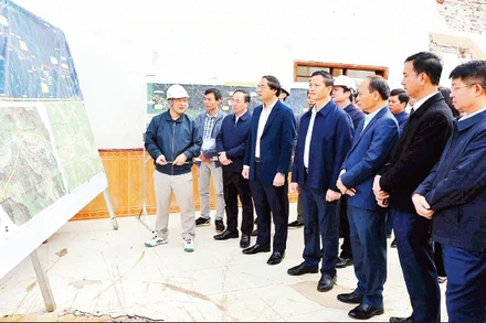 Thường trực Tỉnh ủy Thái Nguyên kiểm tra công tác giải phóng mặt bằng dự án đường cao tốc Chợ Mới-Bắc Kạn. (Ảnh QUÝ ĐÔN)