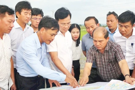 Lãnh đạo Ủy ban nhân dân tỉnh Lâm Đồng kiểm tra dự án khu tái định cư tại xã Hàm Kiệm.