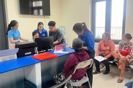 Thanh niên hướng dẫn người dân trong xã giải quyết các thủ tục hành chính.