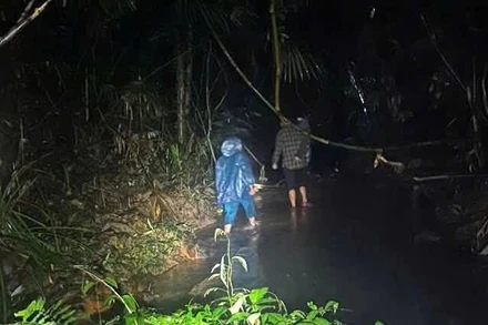 Công an xã phối hợp Bộ đội Biên phòng và lực lượng chức năng xã Kim Ngân, tỉnh Quảng Trị xuyên đêm tìm kiếm chị Một.