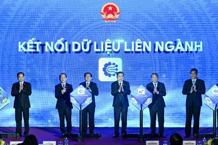 Chủ tịch Quốc hội Trần Thanh Mẫn và các đại biểu thực hiện nghi thức ra mắt phiên bản chính thức của Cổng Pháp luật quốc gia. (Ảnh: DUY LINH) 