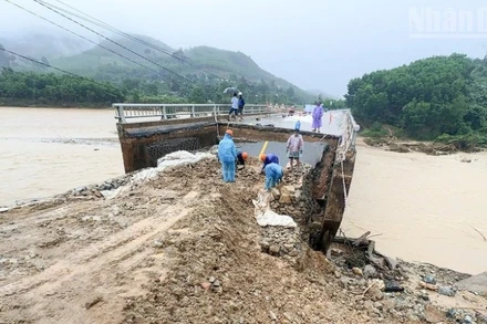 Lực lượng khắc phục thiệt hại do mưa lũ.