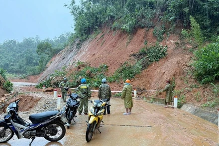 Mưa lớn đã làm nhiều tuyến đường sạt lở, đứt gãy.