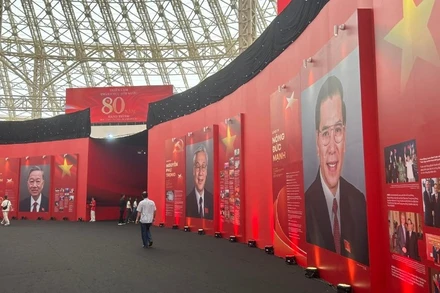 Quang cảnh phân khu “Chủ tịch Hồ Chí Minh và các Tổng Bí thư của Đảng” tại triển lãm “95 năm Cờ Đảng soi đường”. 