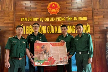 Các chiến sĩ đồn biên phòng cửa khẩu cảng An Thới vui mừng đón nhận phụ san đặc biệt của báo Nhân Dân.
