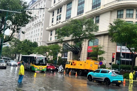 Lực lượng chức năng nhanh chóng triển khai ứng trực tại các điểm có nguy cơ ngập. 