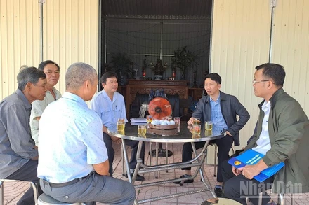 Chánh Thanh tra tỉnh Quảng Ngãi Thái Văn Tưởng và đoàn công tác trao đổi với người dân phường Đức Phổ.