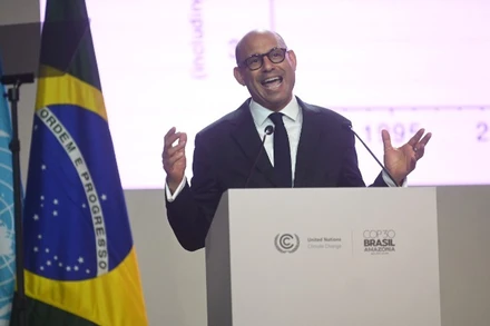 Thư ký điều hành Công ước khung của LHQ về biến đổi khí hậu, ông Simon Stiell phát biểu tại Hội nghị COP30 ở Belem, Brazil ngày 10/11/2025. (Ảnh: THX/TTXVN)