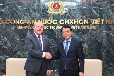 Bộ trưởng Lương Tam Quang chào mừng Đại sứ James Nickel bắt đầu nhiệm kỳ công tác tại Việt Nam. (Ảnh: bocongan.gov.vn)