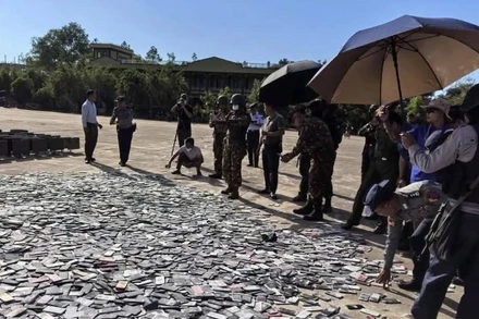 Lực lượng chức năng tiêu hủy nhiều thiết bị điện tử thu giữ trong chiến dịch. (Nguồn: Cảnh sát Myanmar)