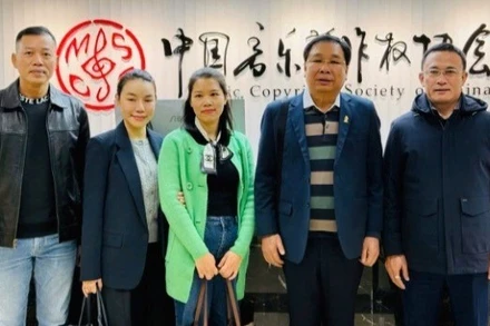 Tổng Giám đốc Trung tâm Bảo vệ Quyền tác giả Âm nhạc Việt Nam Đinh Trung Cẩn (thứ hai từ phải sang) tại cuộc họp của Liên minh Quốc tế các Hiệp hội những Nhà Soạn nhạc và Lời, tổ chức tại Bắc Kinh, Trung Quốc, tháng 10/2025.