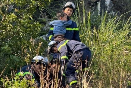 Lực lượng chức năng tiếp cận được nạn nhân bị mắc kẹt. (Ảnh: Công an thành phố Hà Nội)